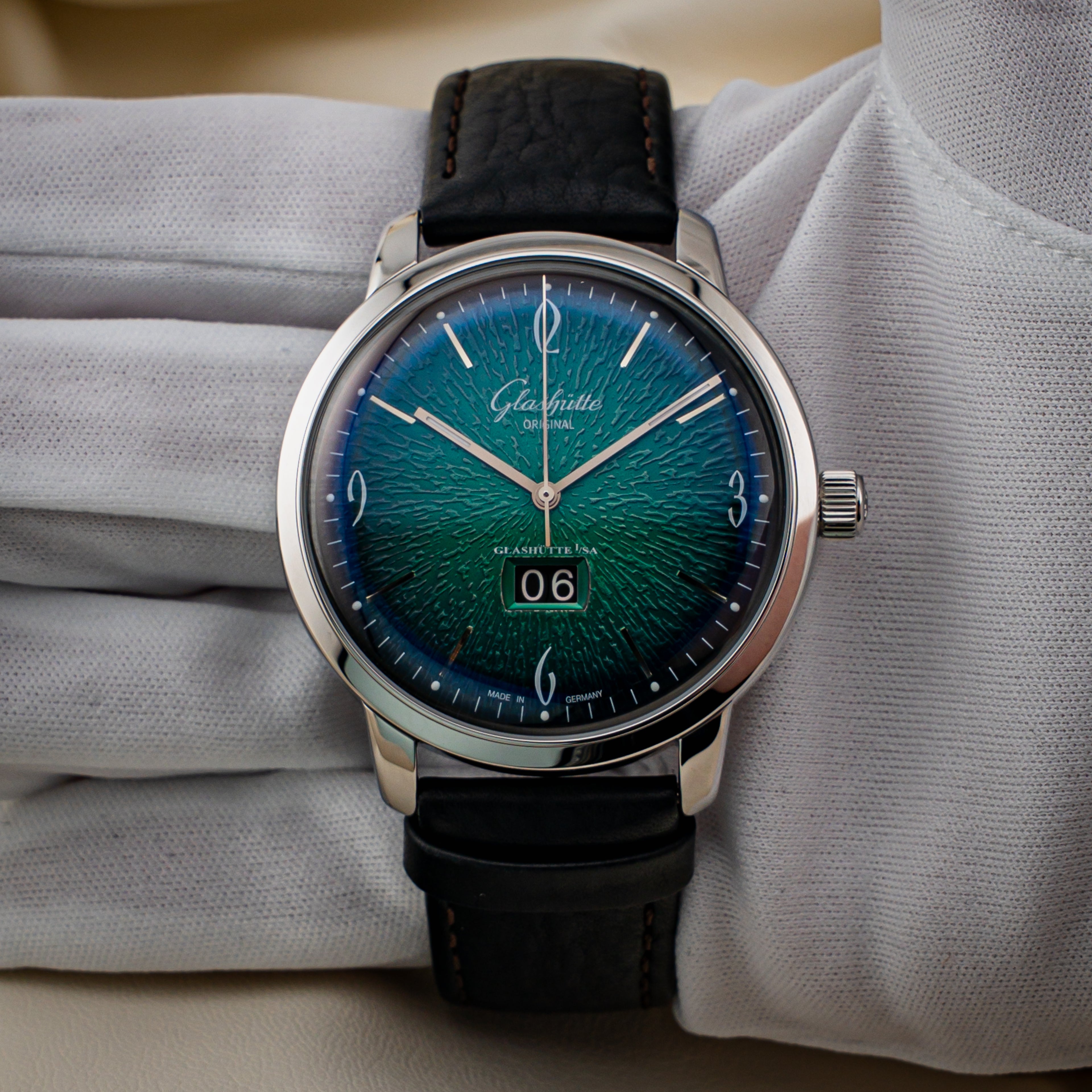 Glashütte Original Sixties Panorama Date — Green Dial — Ref. 2-39-47-04-02-04 — 2018 — Box & Papers