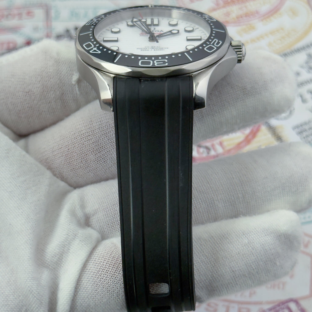 Pre-owned Omega Seamaster Diver 300M white dial 210.32.42.20.04.001 box and papers — The Crown & Crystal Chandler AZ