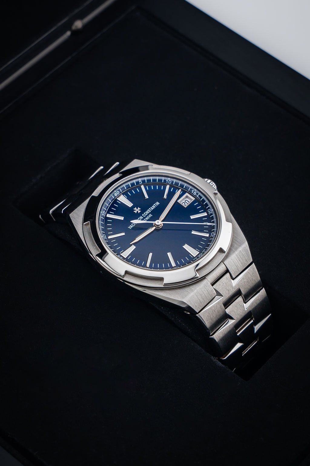 Pre-Owned Vacheron Constantin Overseas — Ref. 4500V/110A-B128