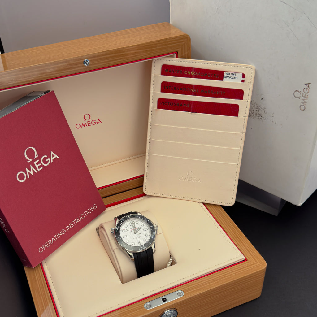 Pre-owned Omega Seamaster Diver 300M white dial 210.32.42.20.04.001 box and papers — The Crown & Crystal Chandler AZ